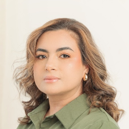 Bibiana Rojas, psicóloga, con blusa verde en un retrato de la sesión con tableta.
